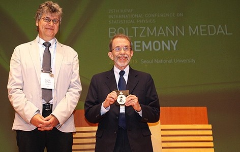Prof. Harry Swinney Wins Boltzmann Medal